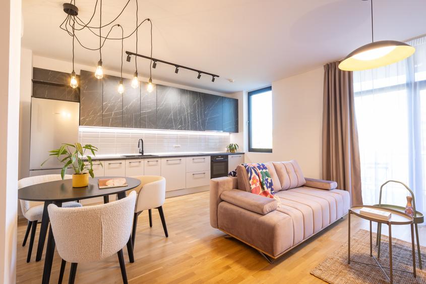 Apartament cu 2 camere semidecomandat, mobilat în Central