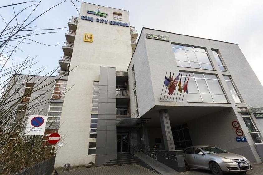 Birou, de 3,800 mp, în Central