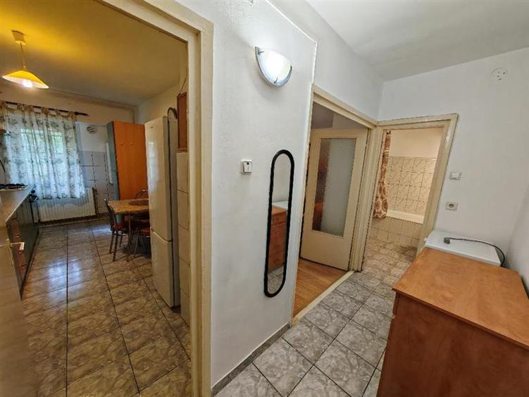 Garsonieră decomandată, mobilată în Răcădău