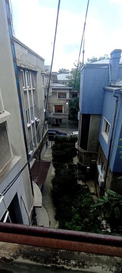 Apartament cu 3 camere semidecomandat în Tineretului
