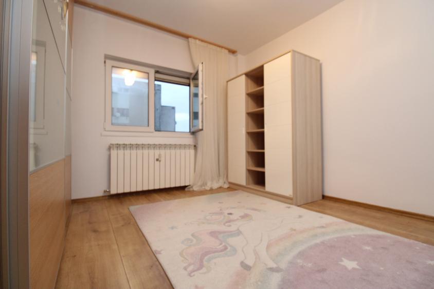 Apartament cu 3 camere decomandat în Drumul Taberei