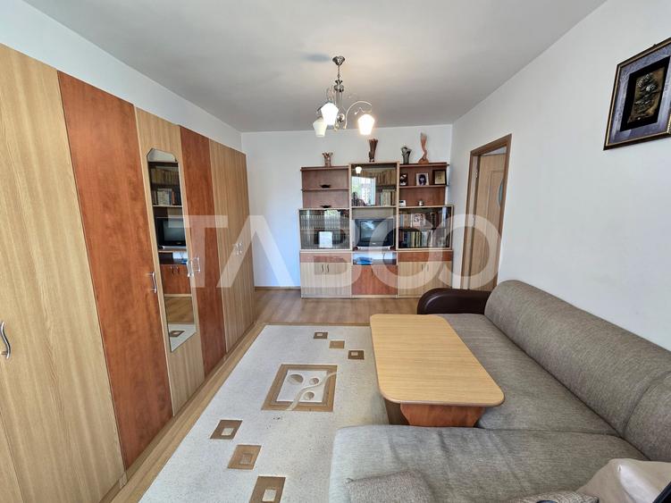 Apartament cu 3 camere semidecomandat, mobilat în Mihai Viteazul