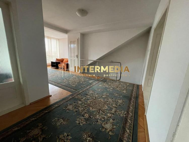 Casă individuală cu 8 camere cu Canalizare în Cetate