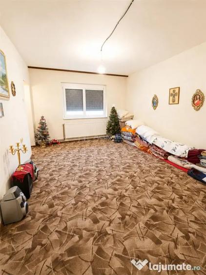 Casă cu 6 camere cu Teren 250 Mp în Central