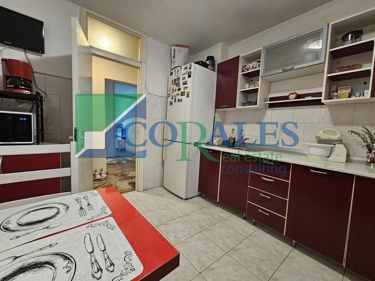 Apartament cu 3 camere decomandat, mobilat în Girocului
