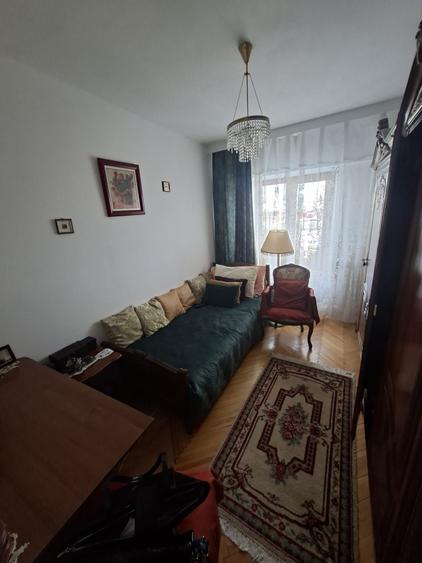 Apartament cu 4 camere decomandat în Central