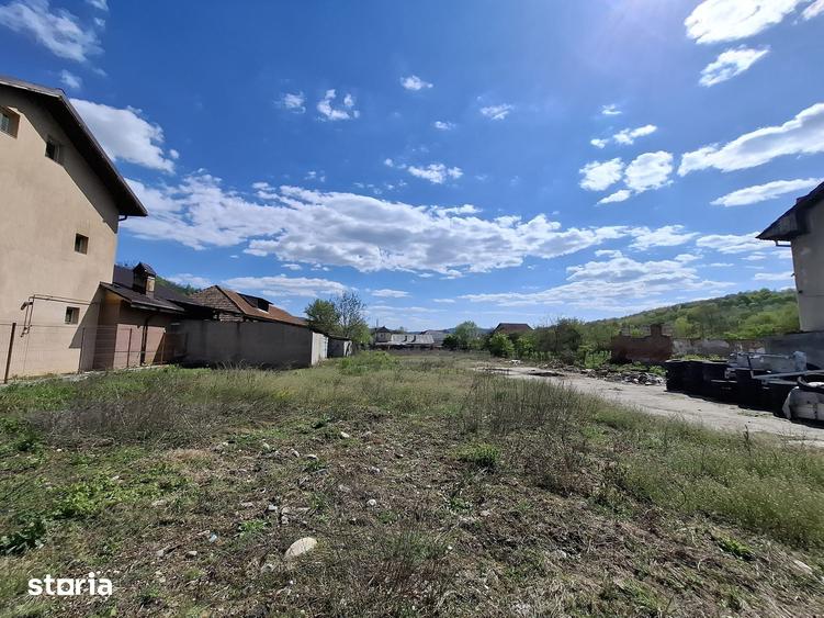 Casă cu 6 camere cu Teren 3329 Mp în Central