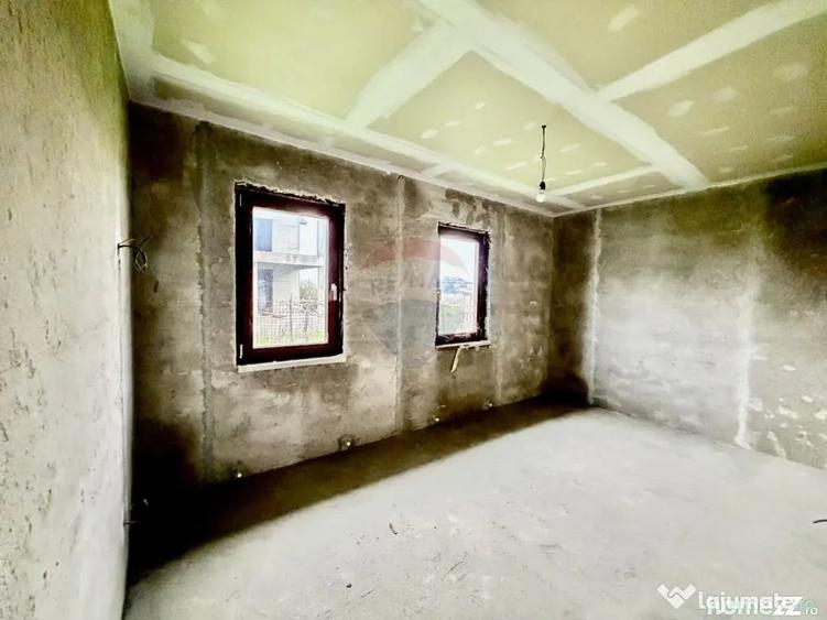 Casă cu 7 camere cu Teren 615 Mp în Est