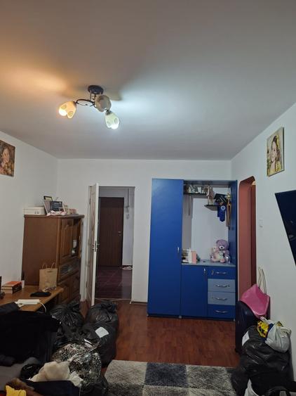 Apartament cu 3 camere semidecomandat în Rahova