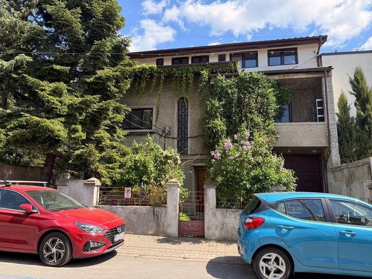 Apartament cu 3 camere decomandat, mobilat în Banu Manta