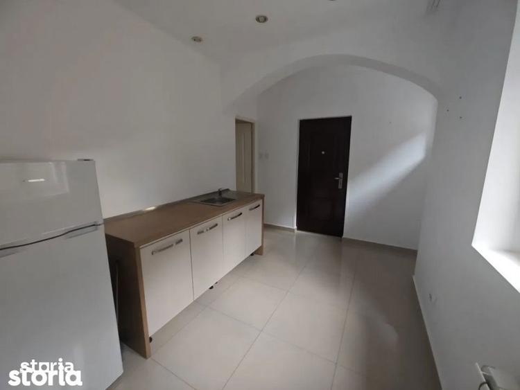 Apartament cu 5 camere semidecomandat în Primăverii