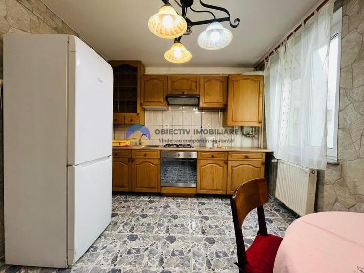 Apartament cu 3 camere semidecomandat, mobilat în Dărmănești