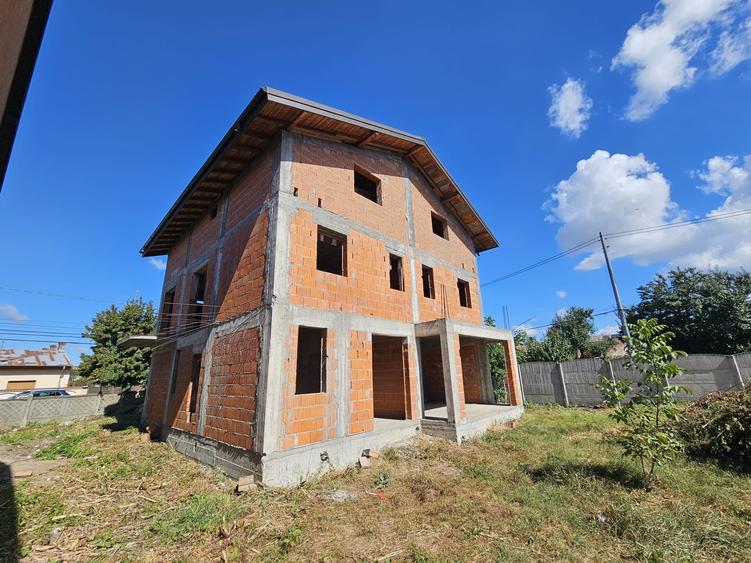 Casă individuală cu 7 camere cu Canalizare în Chiajna
