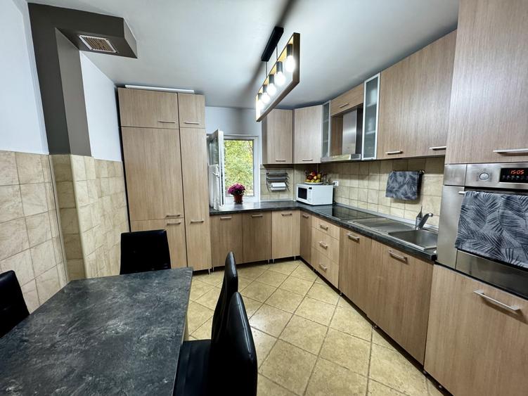 Apartament cu 4 camere decomandat, mobilat în Lipovei