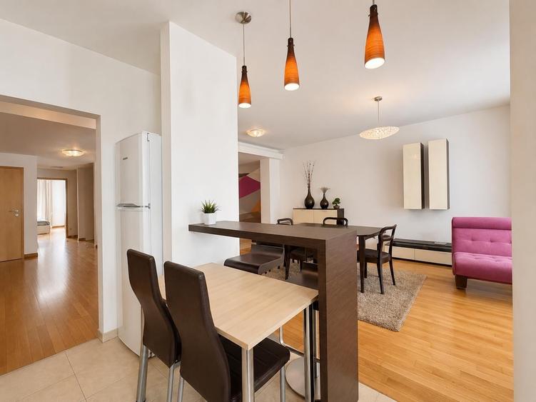 Apartament cu 3 camere semidecomandat în Dorobanți