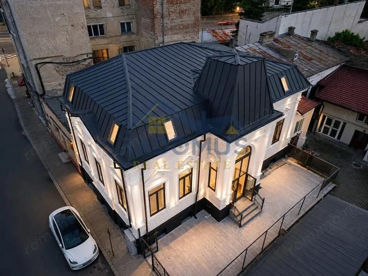 Casă cu 10 camere cu Teren 232 Mp în Ultracentral