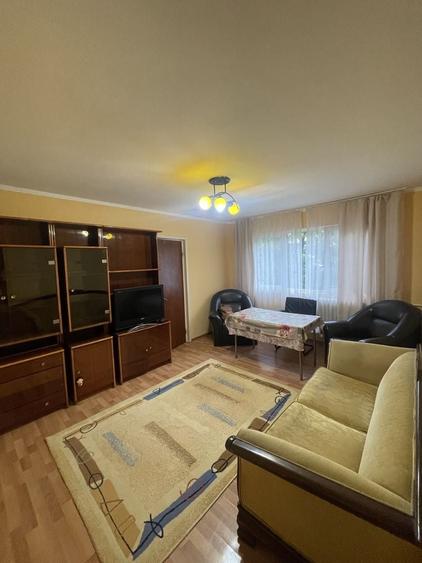 Apartament cu 3 camere semidecomandat în Palazu Mare