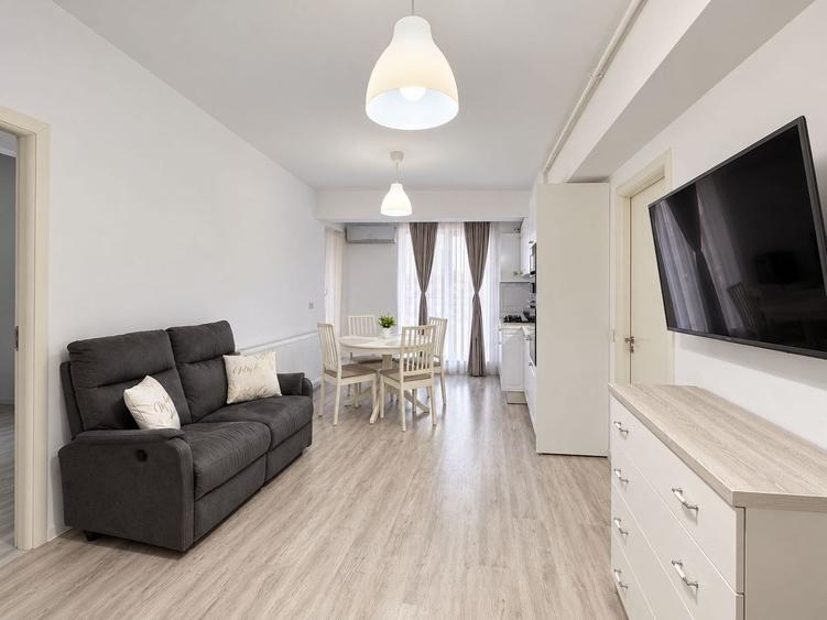 Apartament cu 3 camere semidecomandat, mobilat în Central