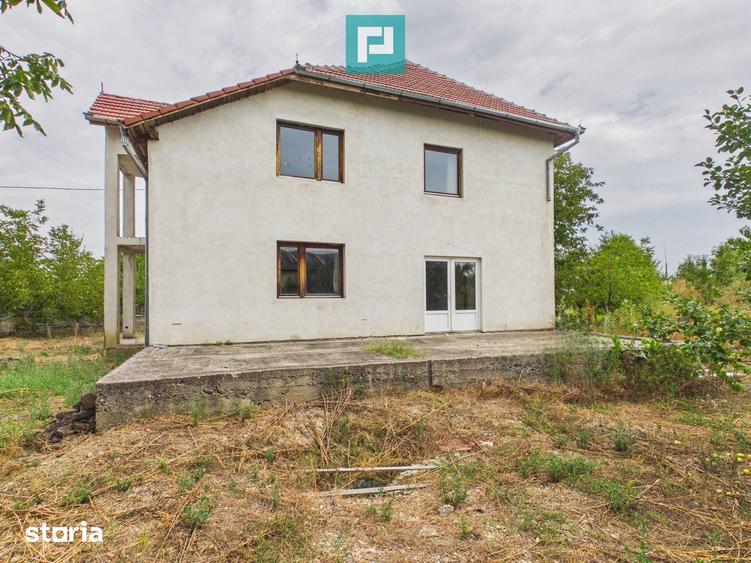 Casă cu 7 camere cu Canalizare în Almaș