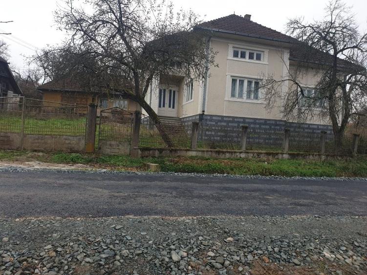 Casă cu 4 camere decomandat în Central