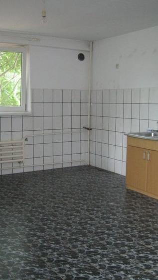 Casă individuală cu 10 camere cu Teren 500 Mp în Central