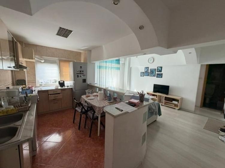 Apartament cu 4 camere semidecomandat în Tineretului