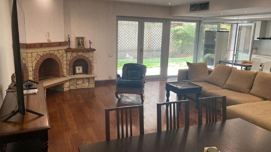 Apartament cu 3 camere nedecomandat, mobilat în Arcul de Triumf