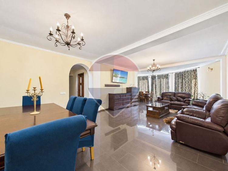 Casă individuală cu 6 camere cu Teren 7320 Mp în Curcani