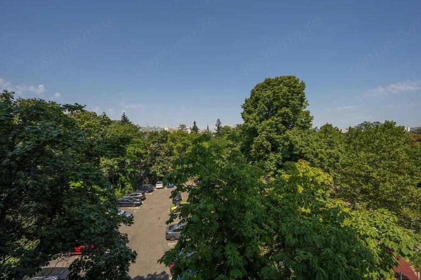 Apartament cu 3 camere semidecomandat în Baba Novac