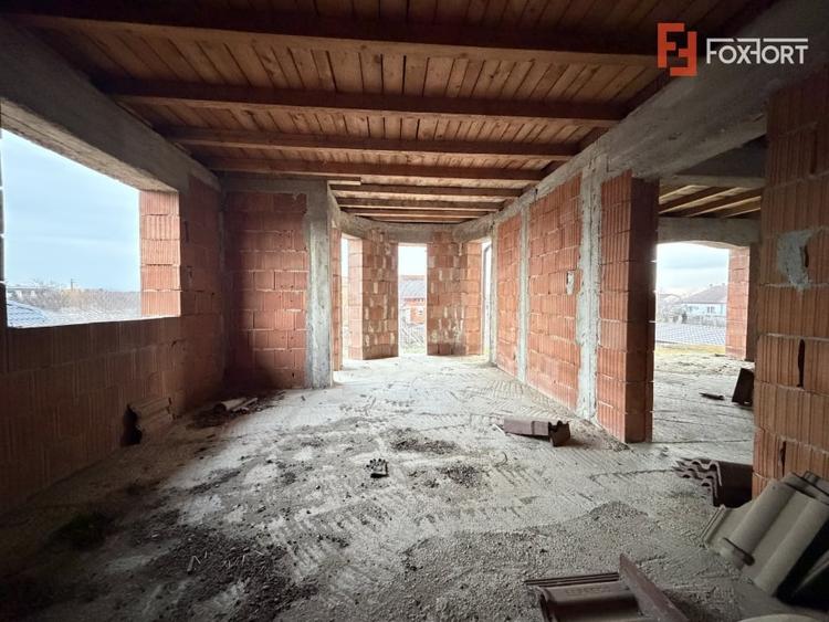 Casă individuală cu 7 camere cu Garaj în Peciu Nou