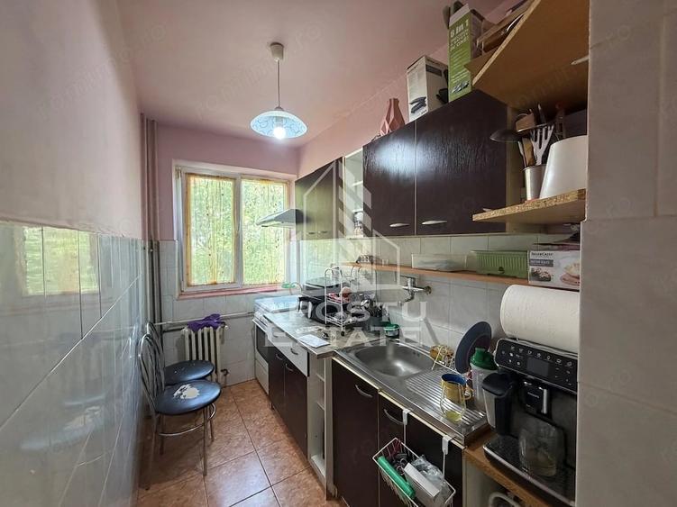 Apartament cu 3 camere semidecomandat în Dacia