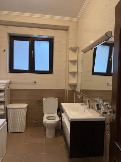 Casă individuală cu 8 camere cu Piscina în Central