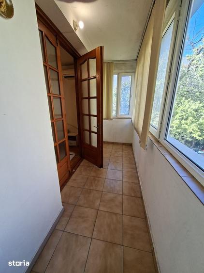 Apartament cu 3 camere semidecomandat, mobilat în Titan