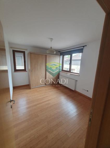 Casă individuală cu 5 camere cu Canalizare în Nord-Vest