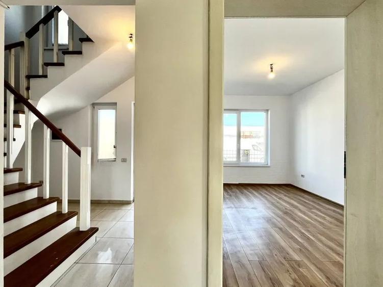 Duplex cu 5 camere cu Canalizare în Giroc
