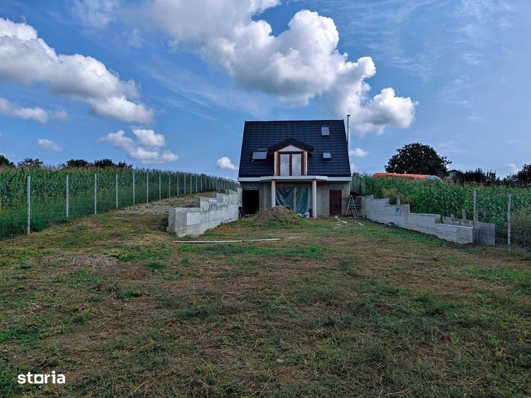 Casă cu 3 camere în Vârfu Câmpului