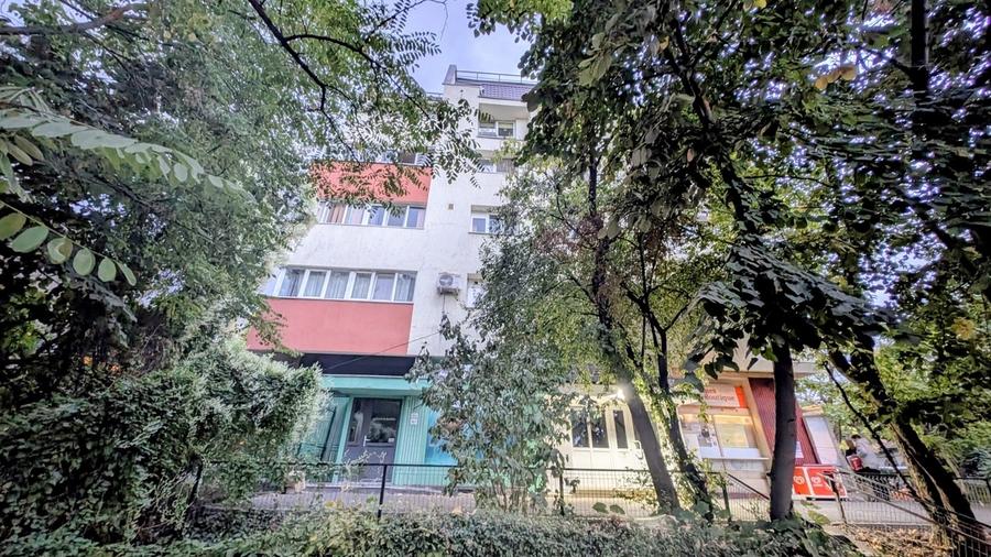 Apartament cu 5 camere decomandat în Est