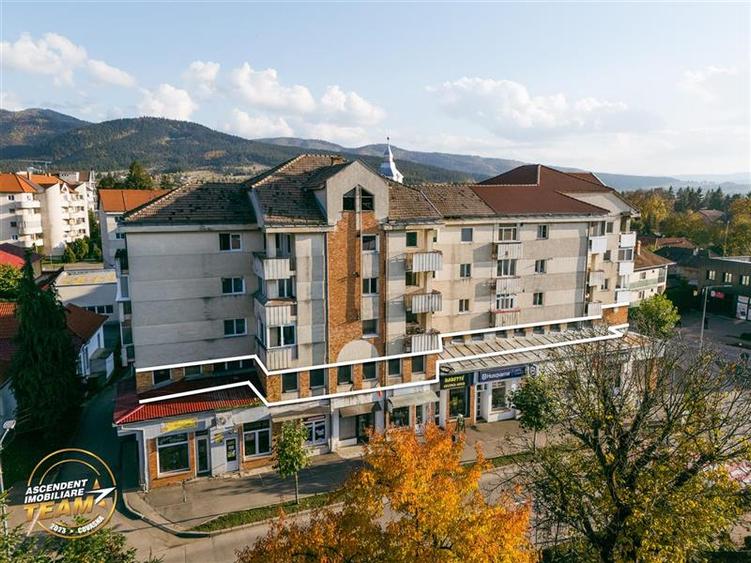 Apartament cu 18 camere decomandat în Central