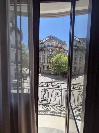Apartament cu 3 camere decomandat în Calea Victoriei
