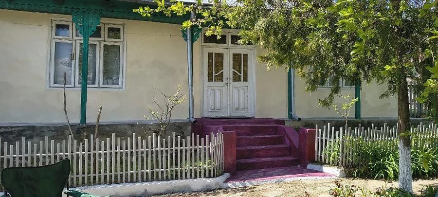 Casă cu Teren 2100 Mp în Aldești