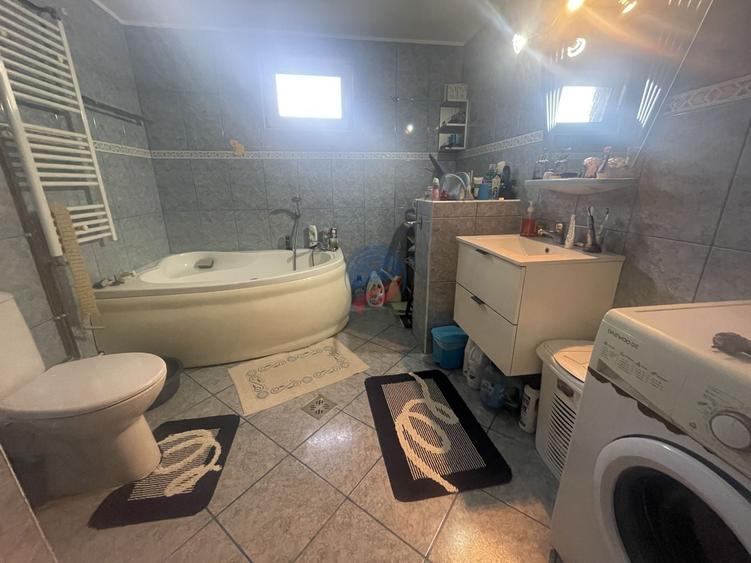 Casă individuală cu 5 camere cu Canalizare în Șimnicu de Sus