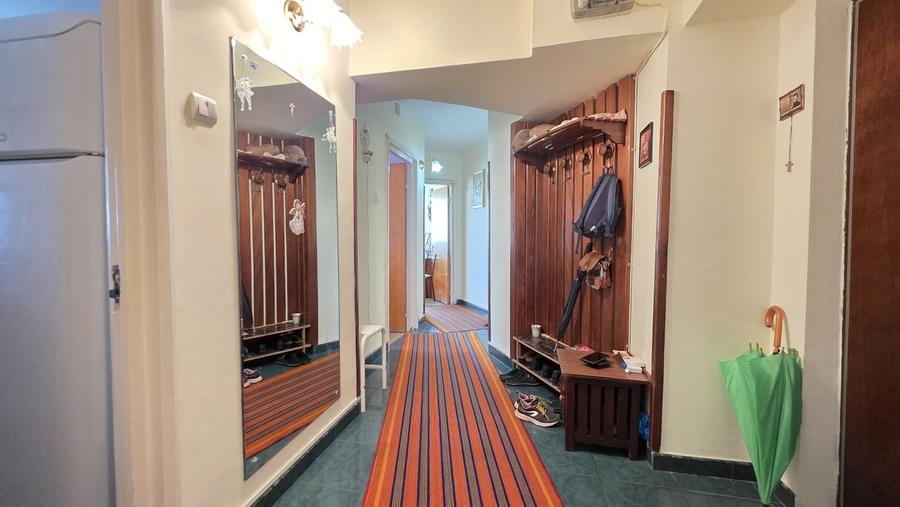 Apartament cu 4 camere decomandat în Central