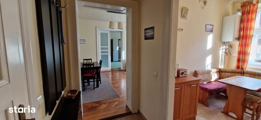 Apartament cu 2 camere nedecomandat, mobilat în Orașul de Jos