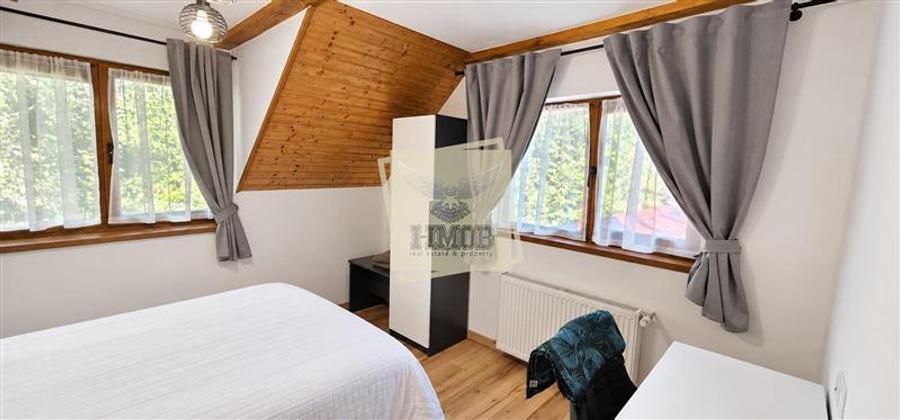 Casă individuală cu 7 camere cu Teren 1000 Mp în Central