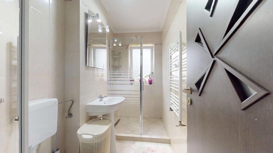 Apartament cu 3 camere decomandat în Sânpetru