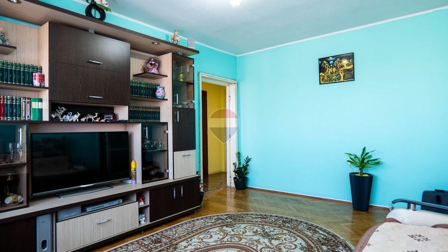 Apartament cu 3 camere semidecomandat, mobilat în Ștefan cel Mare