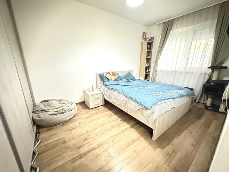 Apartament cu 3 camere semidecomandat, mobilat în Dumbrăvița
