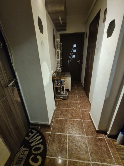 Apartament cu 3 camere semidecomandat, mobilat în Valea Rosie