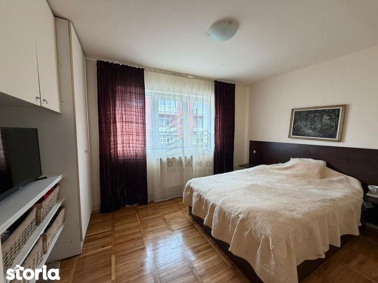 Apartament cu 4 camere decomandat în Decebal