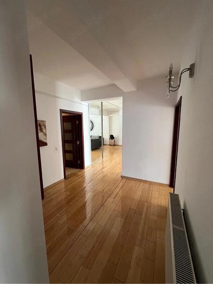 Apartament cu 3 camere decomandat în Republicii